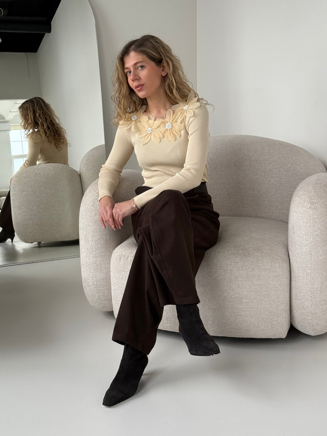 Trikotāžas rievots džemperis ar dekoratīviem ziediem