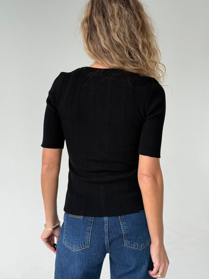 Trikotāžas rievots džemperis ar īsām piedurknēm