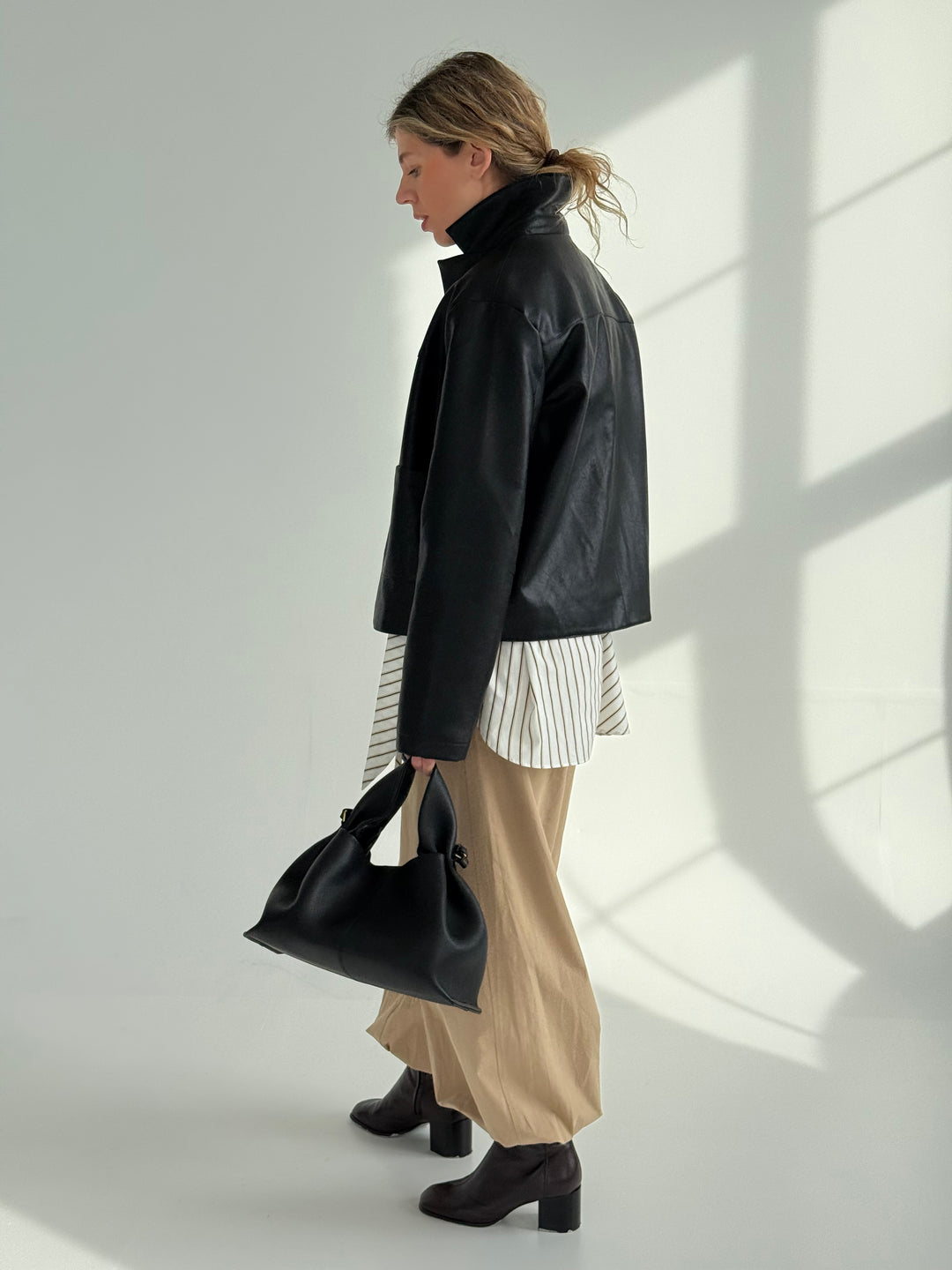 Pagarināts svītrains kokvilnas krekls ar sasienamu elementu