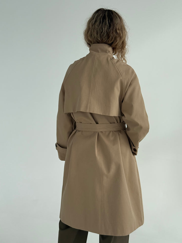 Trencis ar augstu apkakli un noņemamu jostu