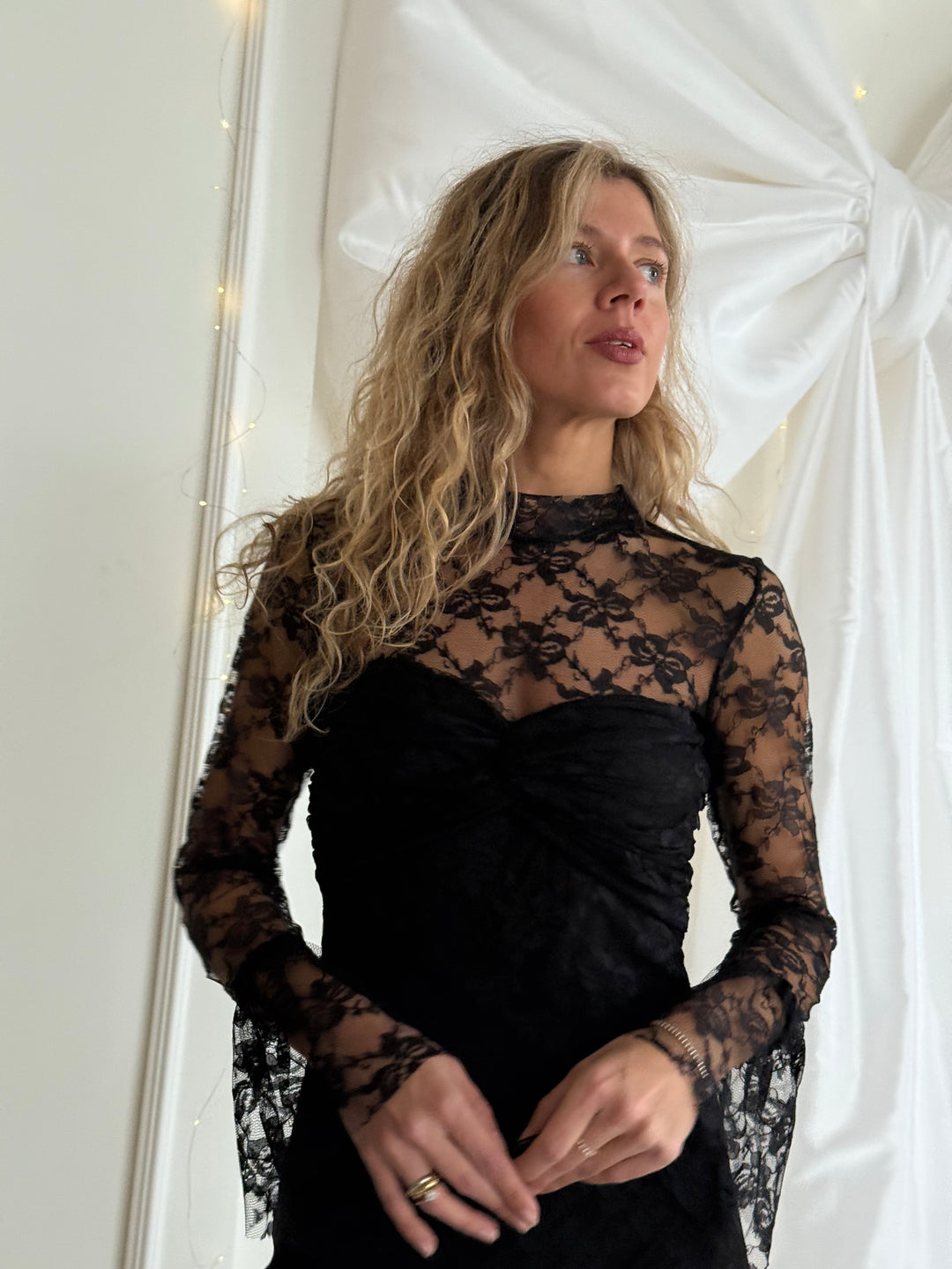 Midi mežģīņu kleita