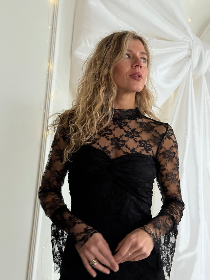 Midi mežģīņu kleita