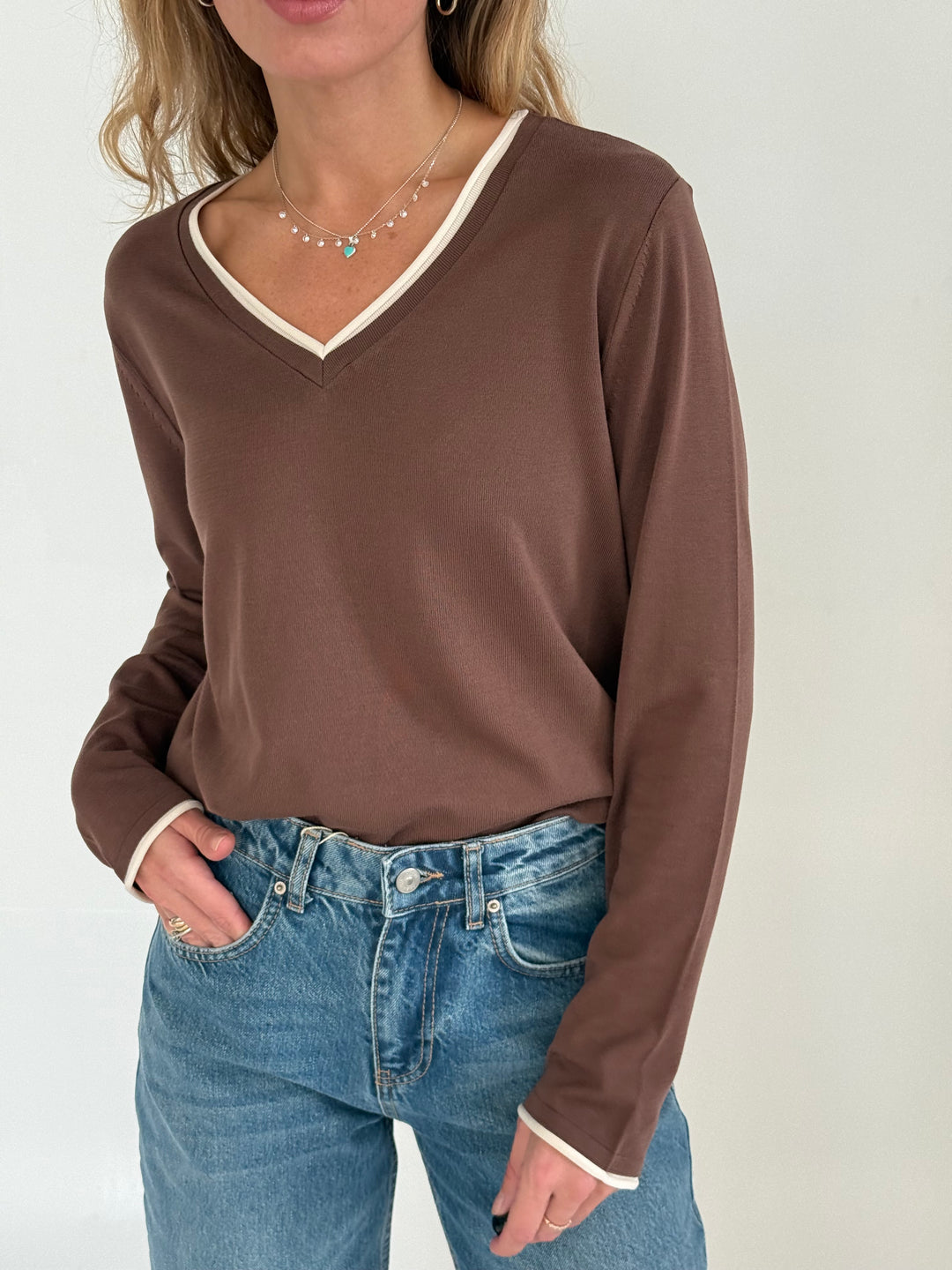 Trikotāžas plāns džemperis ar V-veida kakla izgriezumu