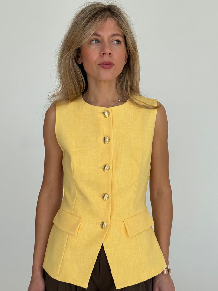 Klasiska veste ar dekoratīvām pogām