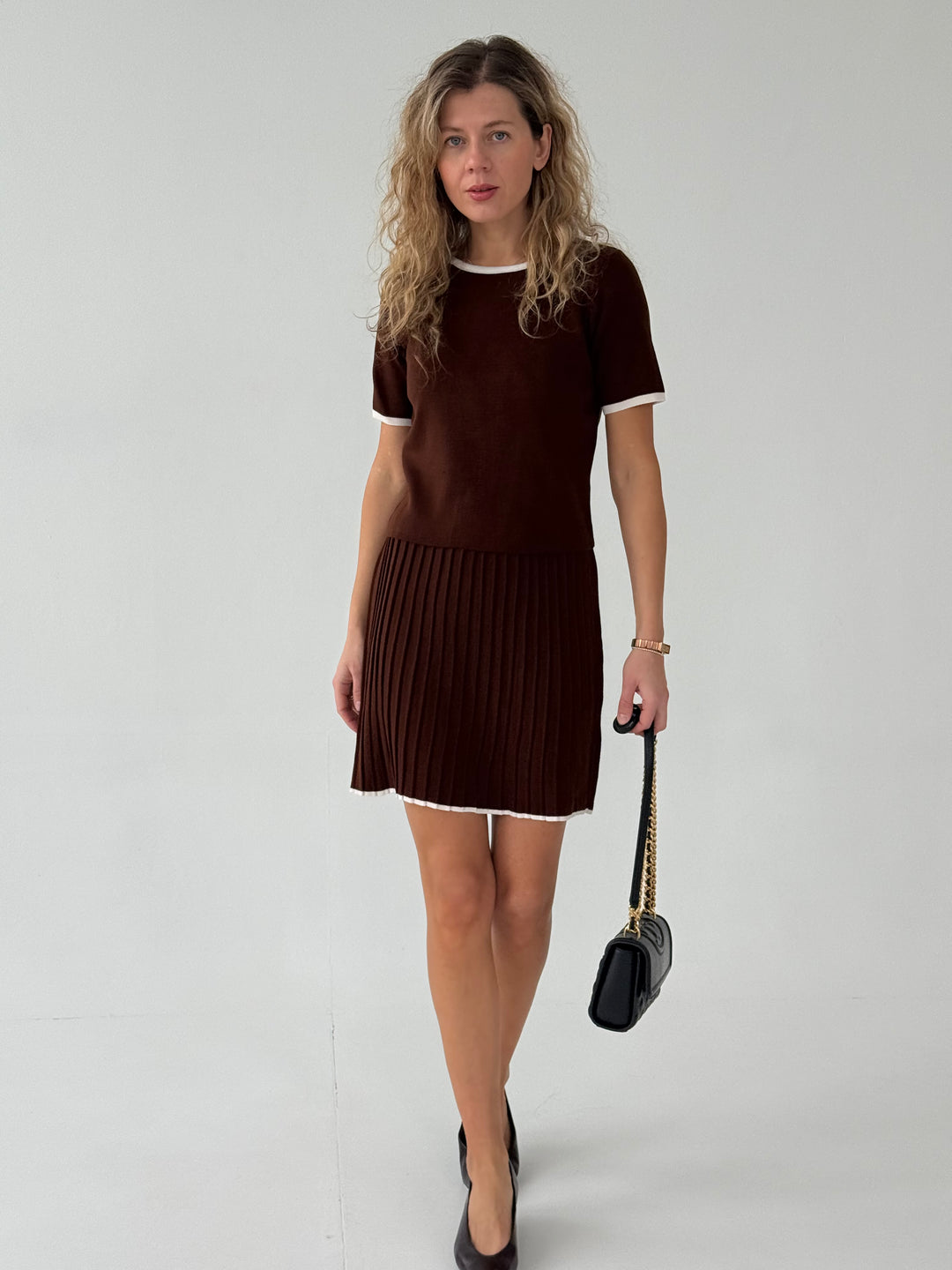 Trikotāžas plisētu svārku un topa komplekts