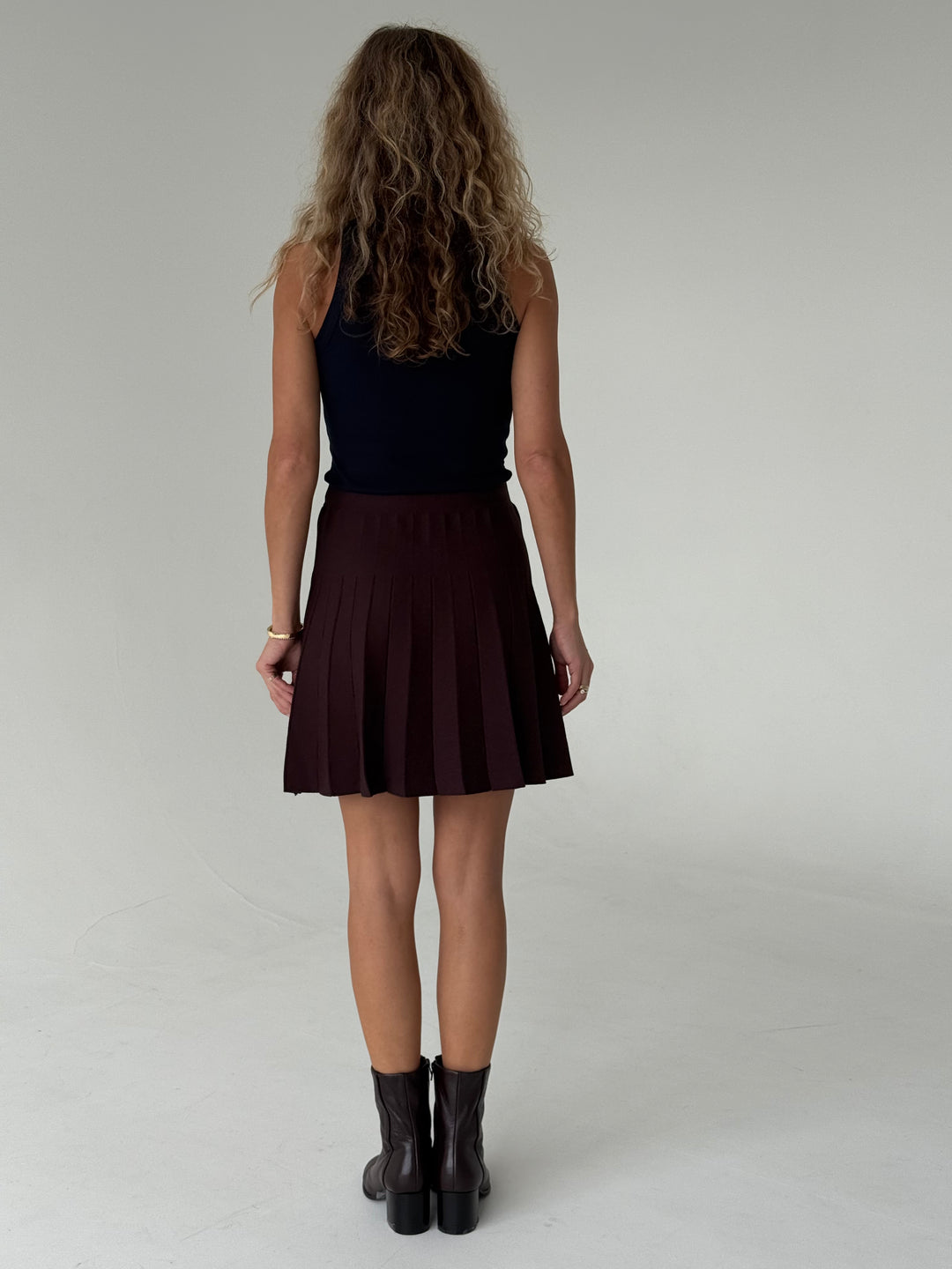 Trikotāžas plisēti svārki ar iestrādātu gumiju jostasvietā