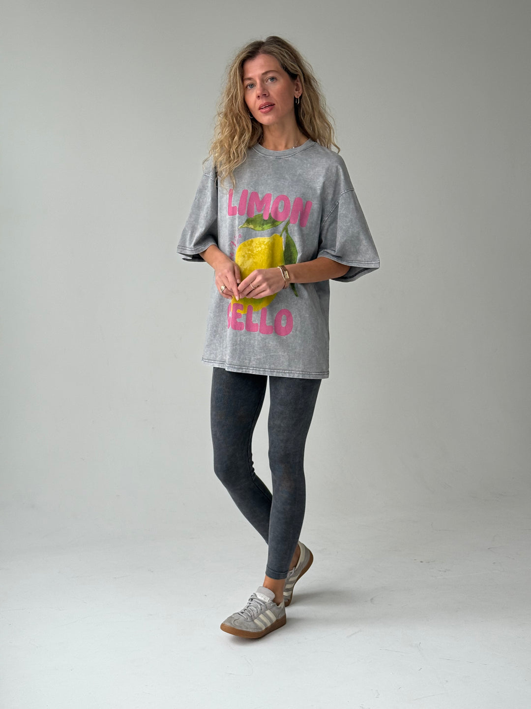 Pagarināts kokvilnas T-krekls ar balinātu efektu un apdruku #02