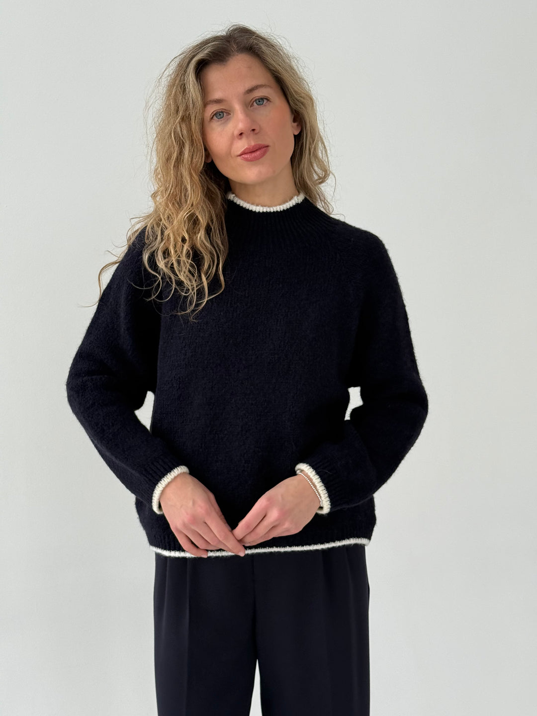 Vilnas džemperis ar kontrastējošu elementu