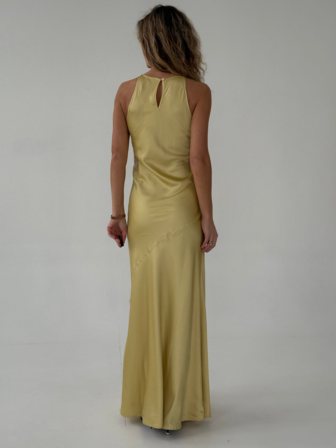 Gara satīna brīvi krītoša kleita ar mežģīnēm