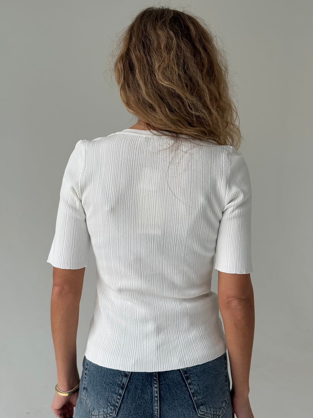 Trikotāžas rievots džemperis ar īsām piedurknēm