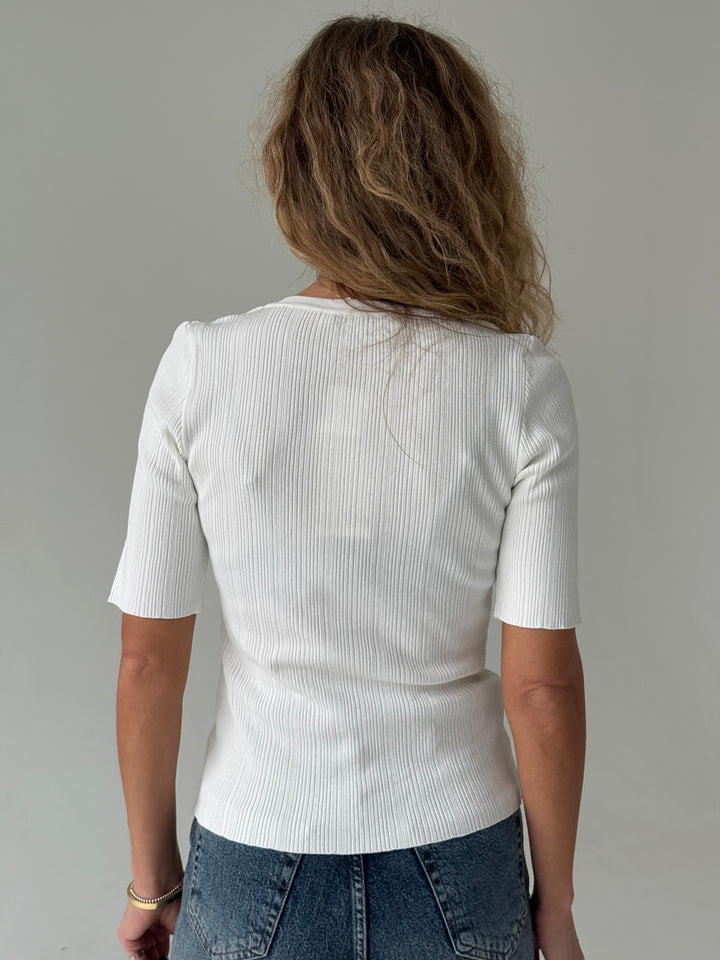 Trikotāžas rievots džemperis ar īsām piedurknēm