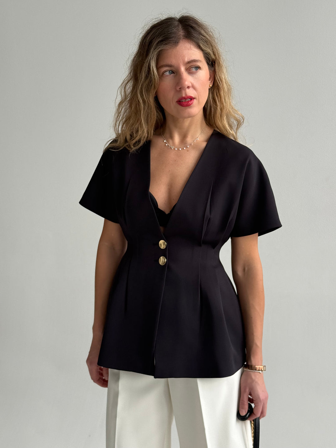 Klasiska viduklī pieguļoša žakete ar īsām piedurknēm