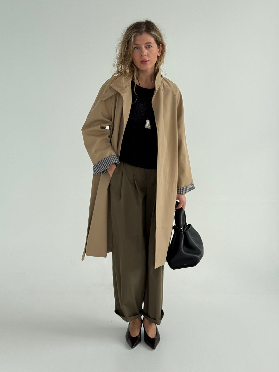 Trencis ar augstu apkakli un noņemamu jostu