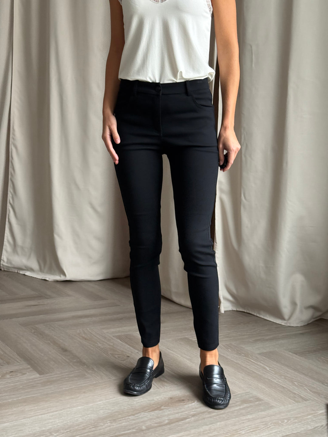 Slim fit stila bikses melns