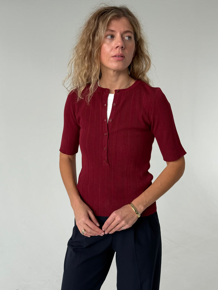 Trikotāžas rievots džemperis ar īsām piedurknēm