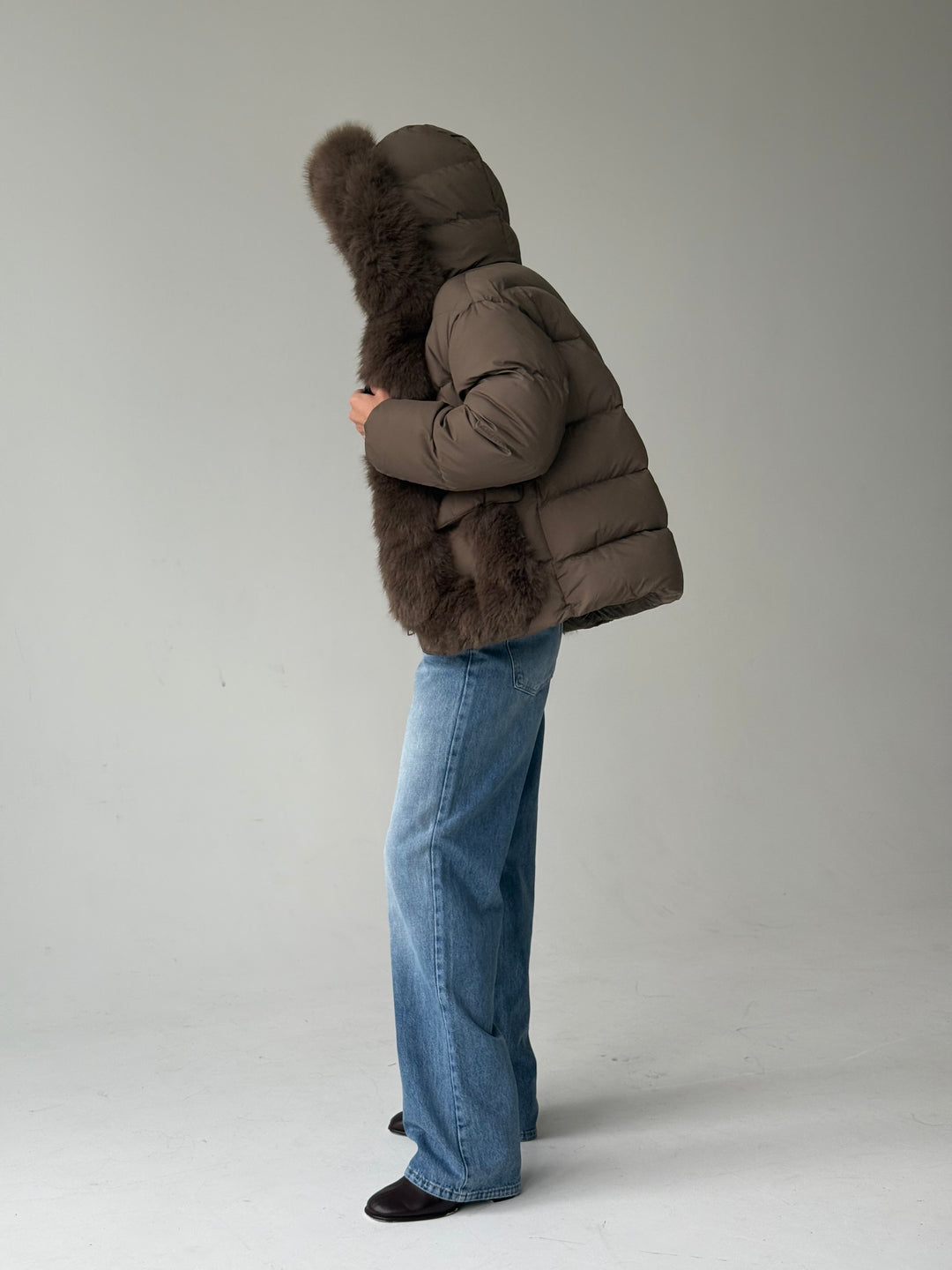 Stepēta pufīga virsjaka ar mākslīgo kažokādu