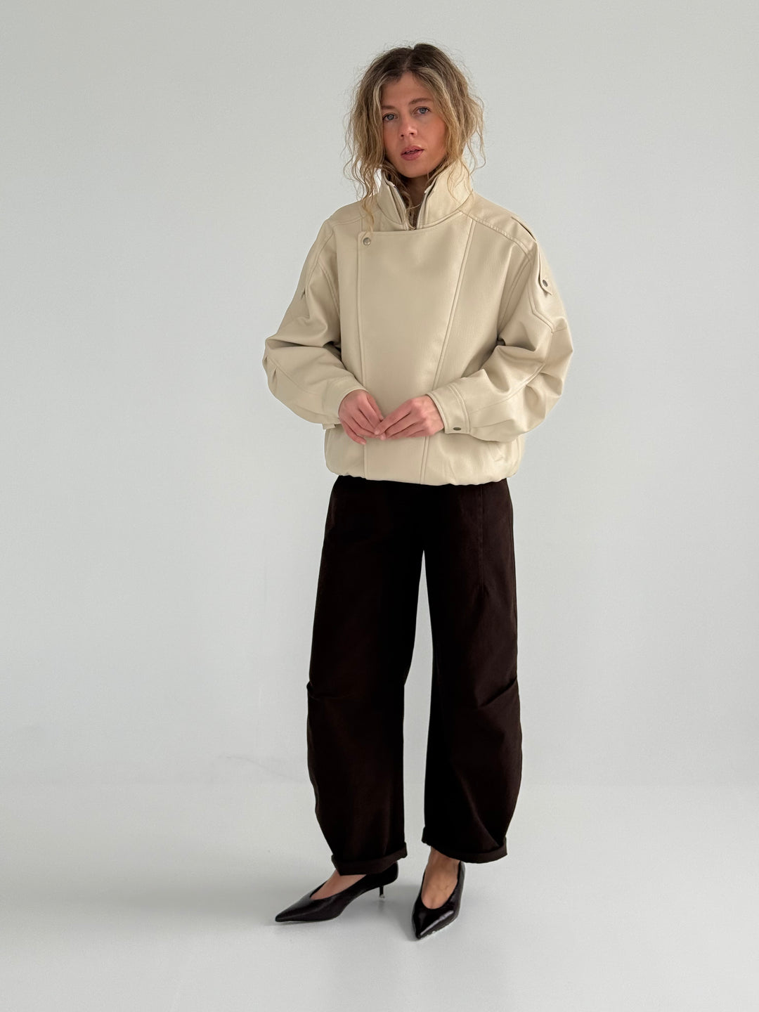 Ādas imitācijas bomber stila virsjaka ar augstu apkakli