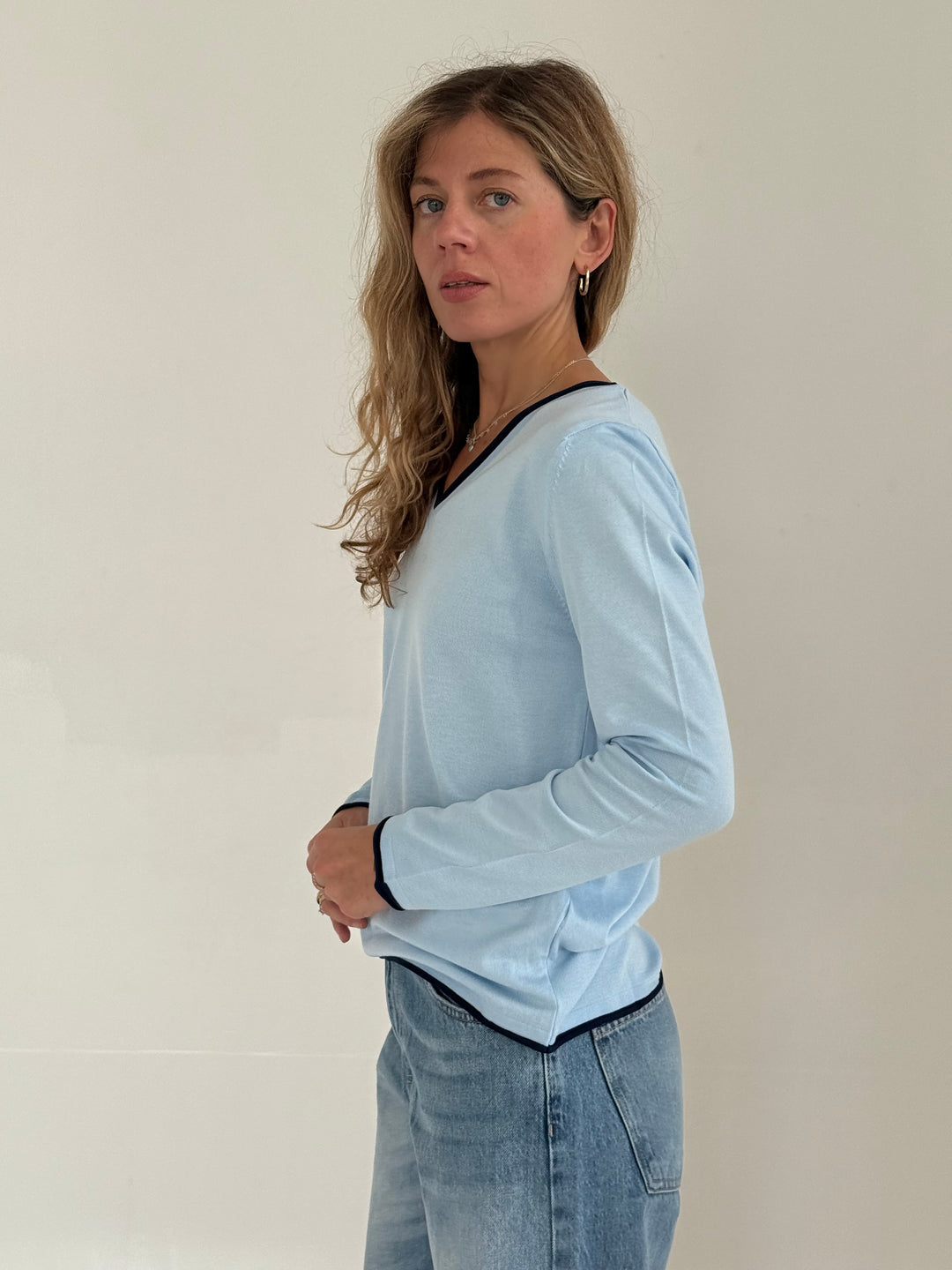 Trikotāžas plāns džemperis ar V-veida kakla izgriezumu