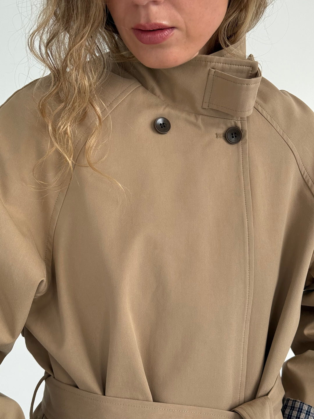 Trencis ar augstu apkakli un noņemamu jostu