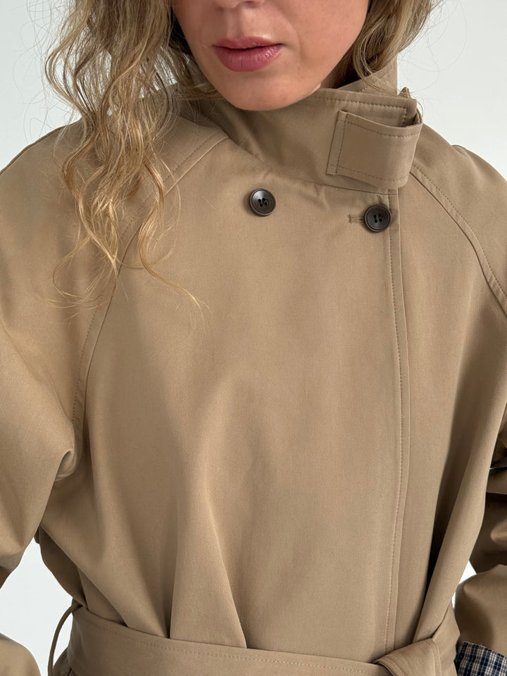 Trencis ar augstu apkakli un noņemamu jostu