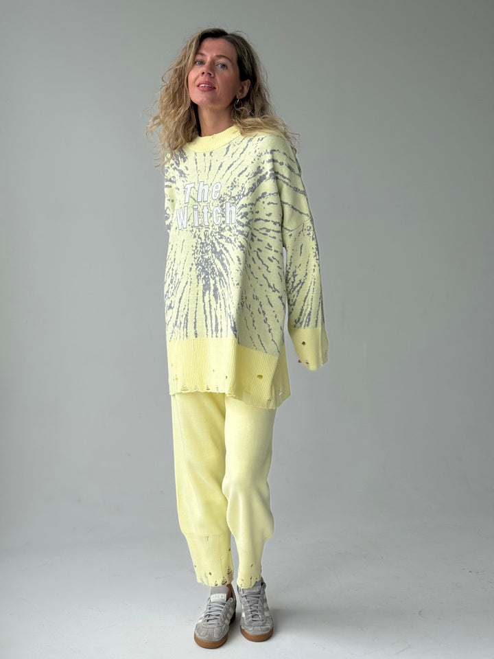 Trikotāžas bikšu kostīms ar uzrakstu un plēsumiem