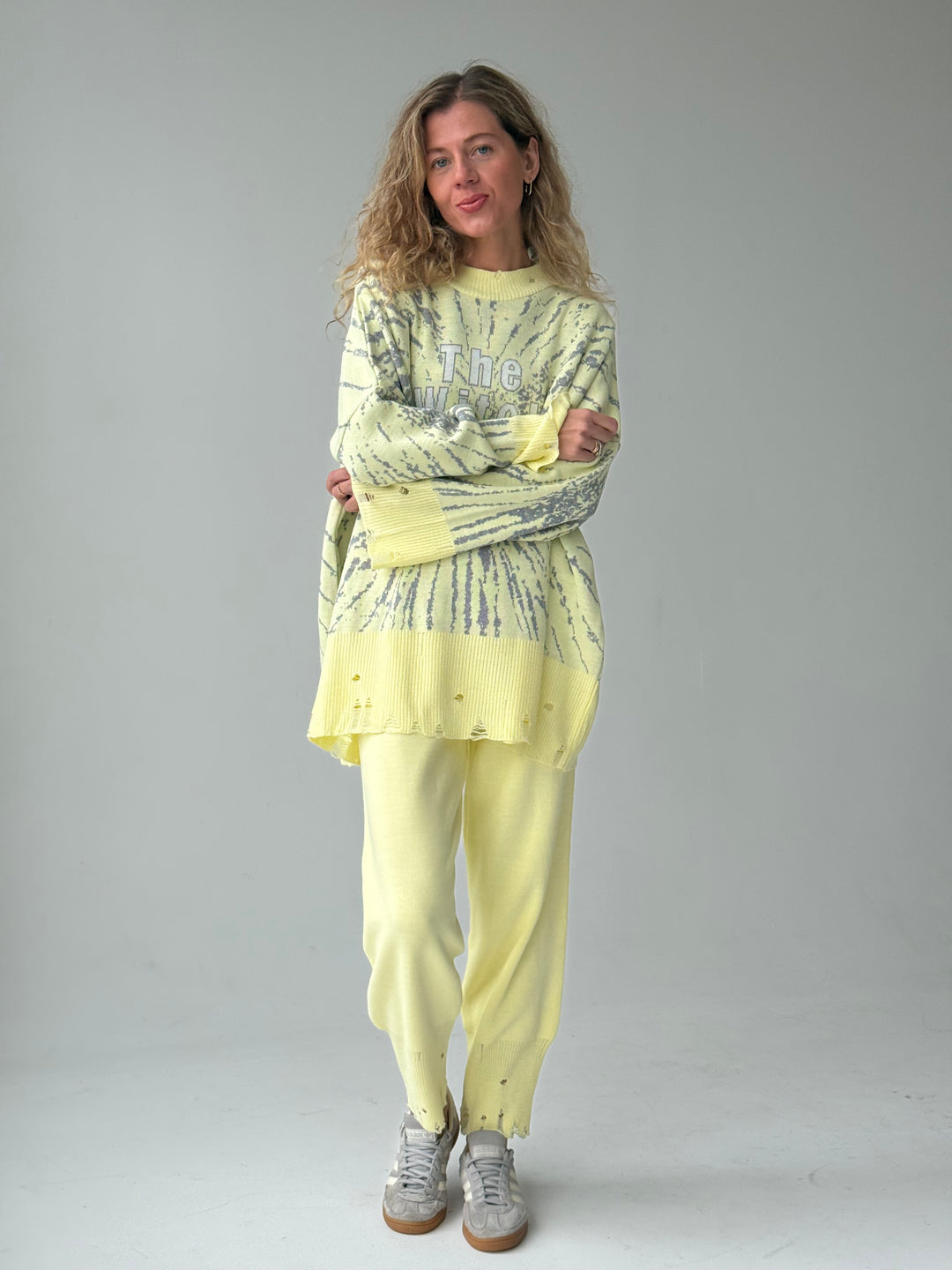 Trikotāžas bikšu kostīms ar uzrakstu un plēsumiem