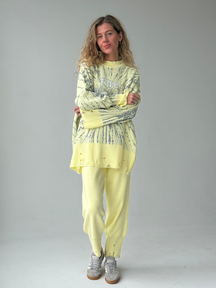 Trikotāžas bikšu kostīms ar uzrakstu un plēsumiem