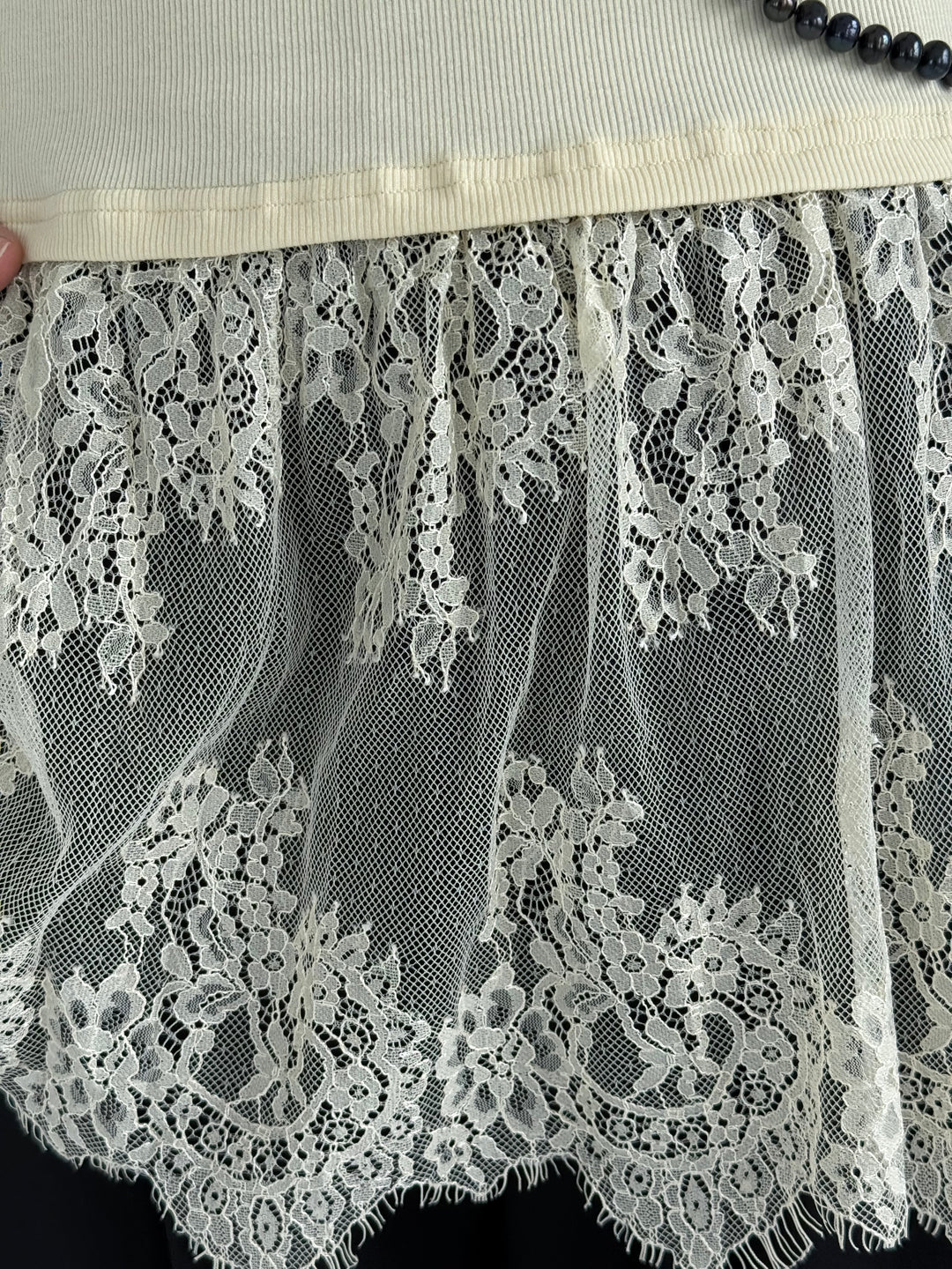 Kokvilnas tops ar mežģīnēm