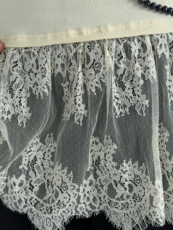 Kokvilnas tops ar mežģīnēm