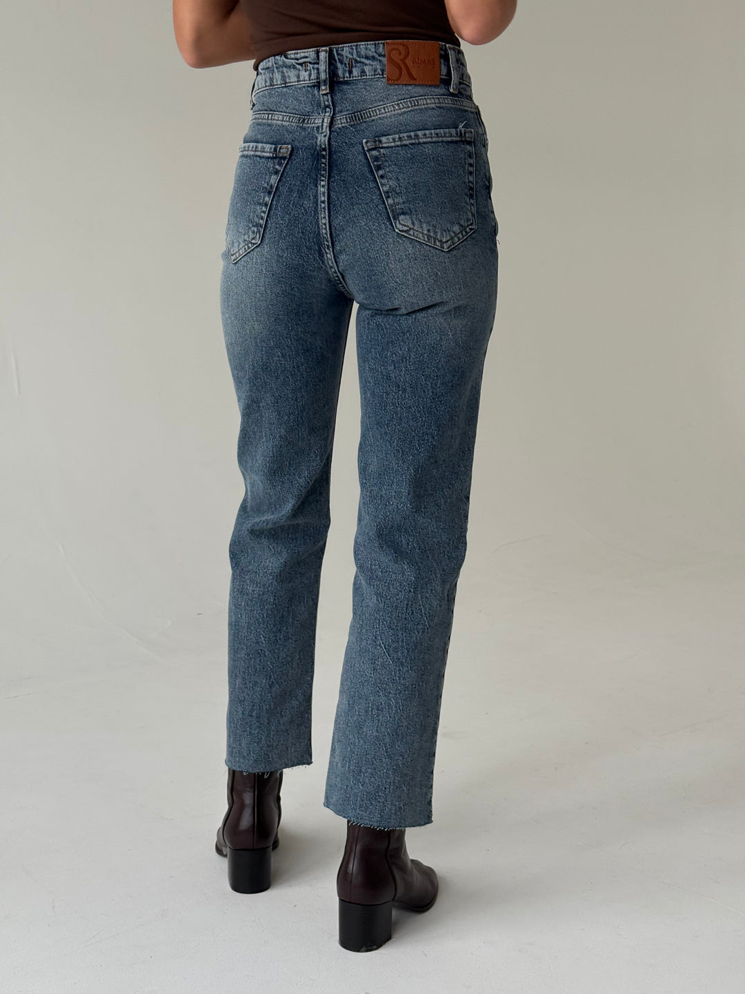 Saīsinātas džinsa bikses ar balinātu efektu