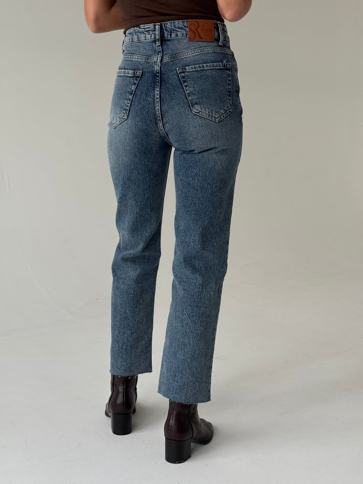 Saīsinātas džinsa bikses ar balinātu efektu