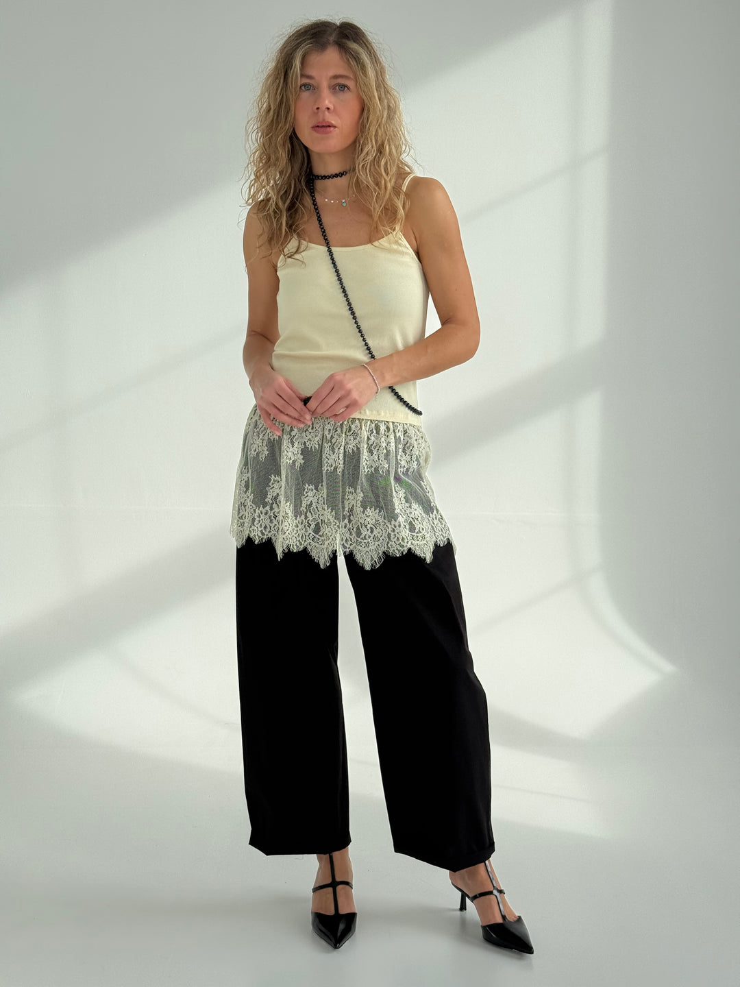 Kokvilnas tops ar mežģīnēm