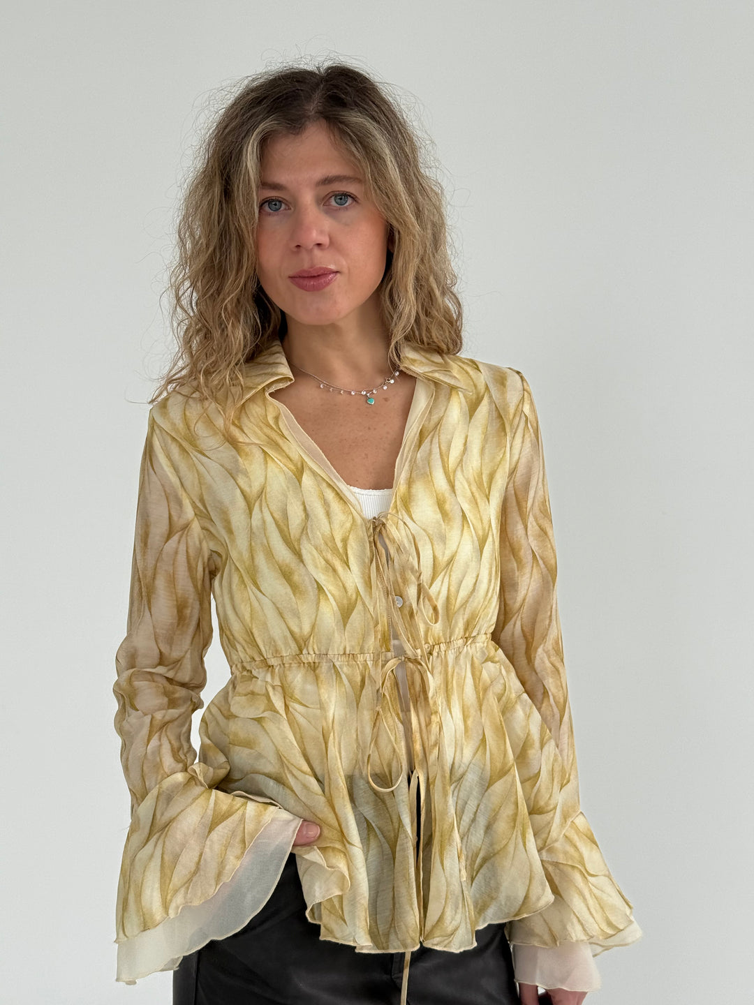 Šifona blūze ar volāniem un rakstu