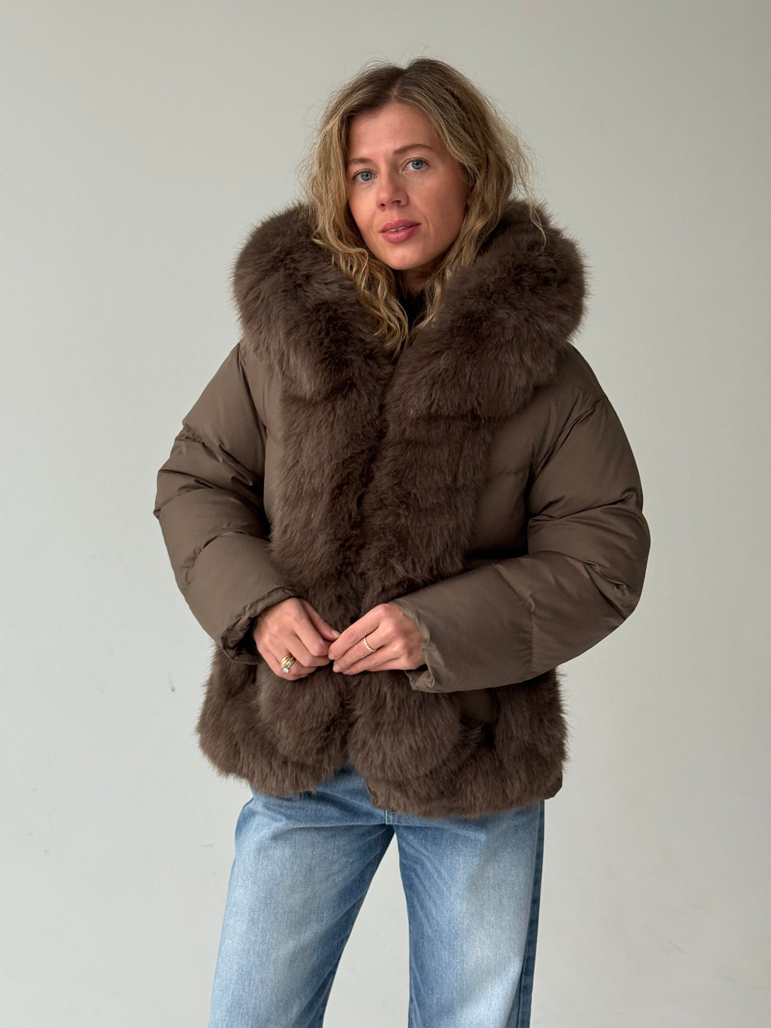 Stepēta pufīga virsjaka ar mākslīgo kažokādu