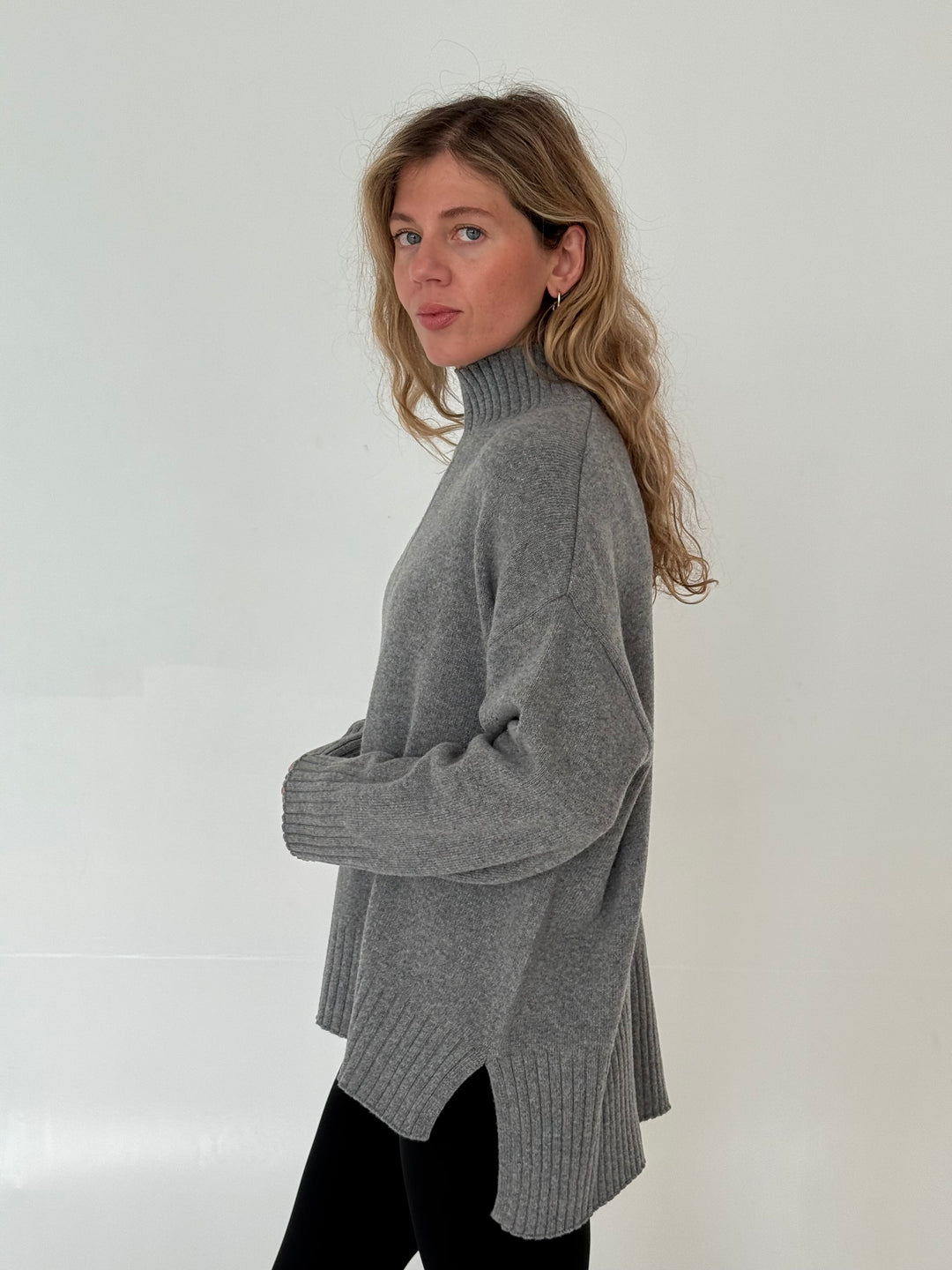 Oversize adīts vilnas džemperis ar augstu apkakli #02