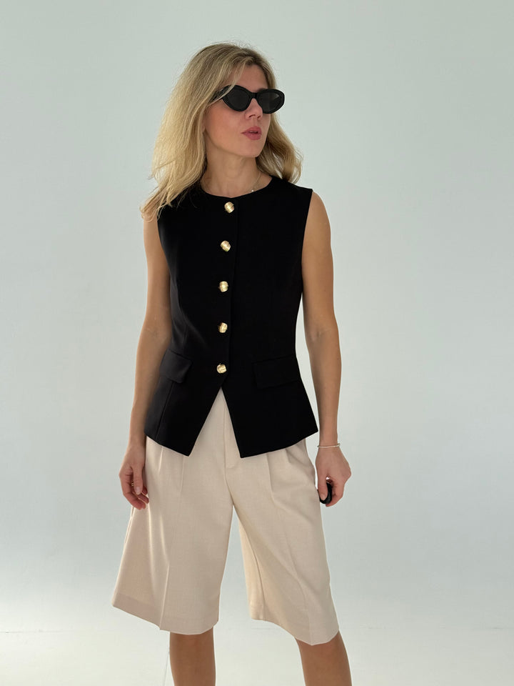 Klasiska veste ar dekoratīvām pogām