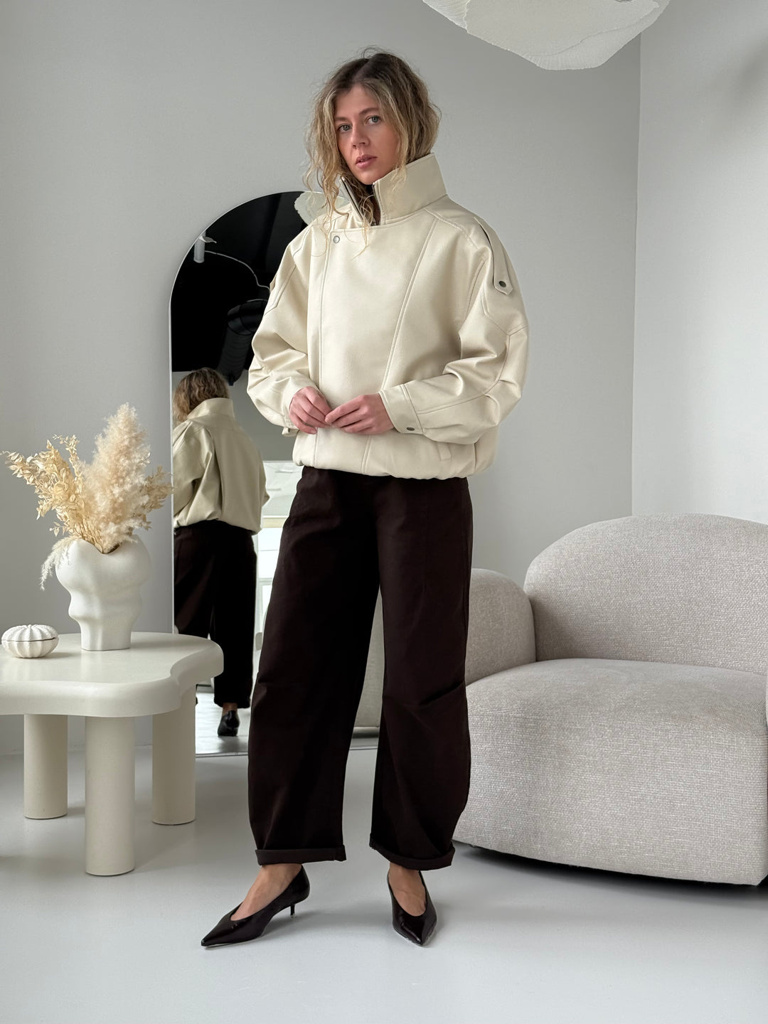 Ādas imitācijas bomber stila virsjaka ar augstu apkakli