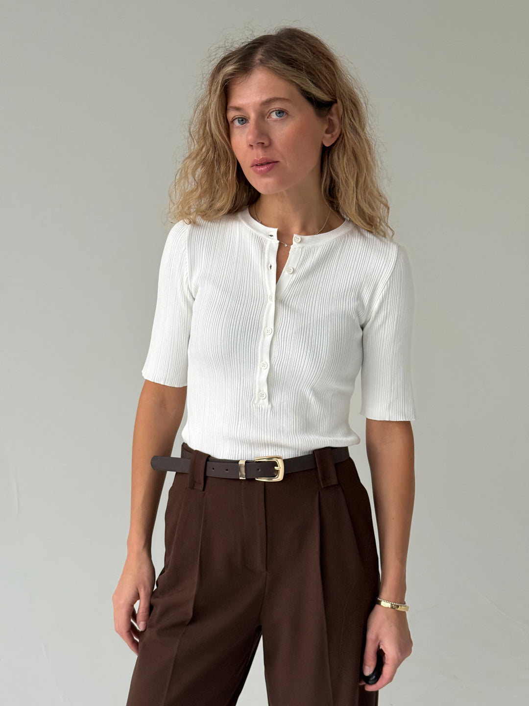 Trikotāžas rievots džemperis ar īsām piedurknēm