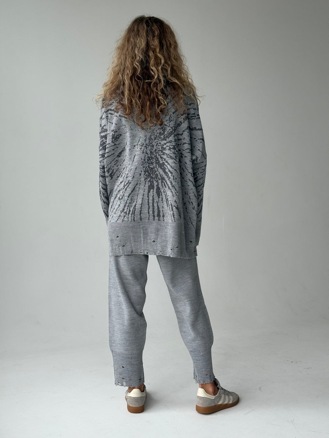 Trikotāžas bikšu kostīms ar uzrakstu un plēsumiem