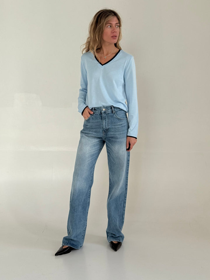 Trikotāžas plāns džemperis ar V-veida kakla izgriezumu