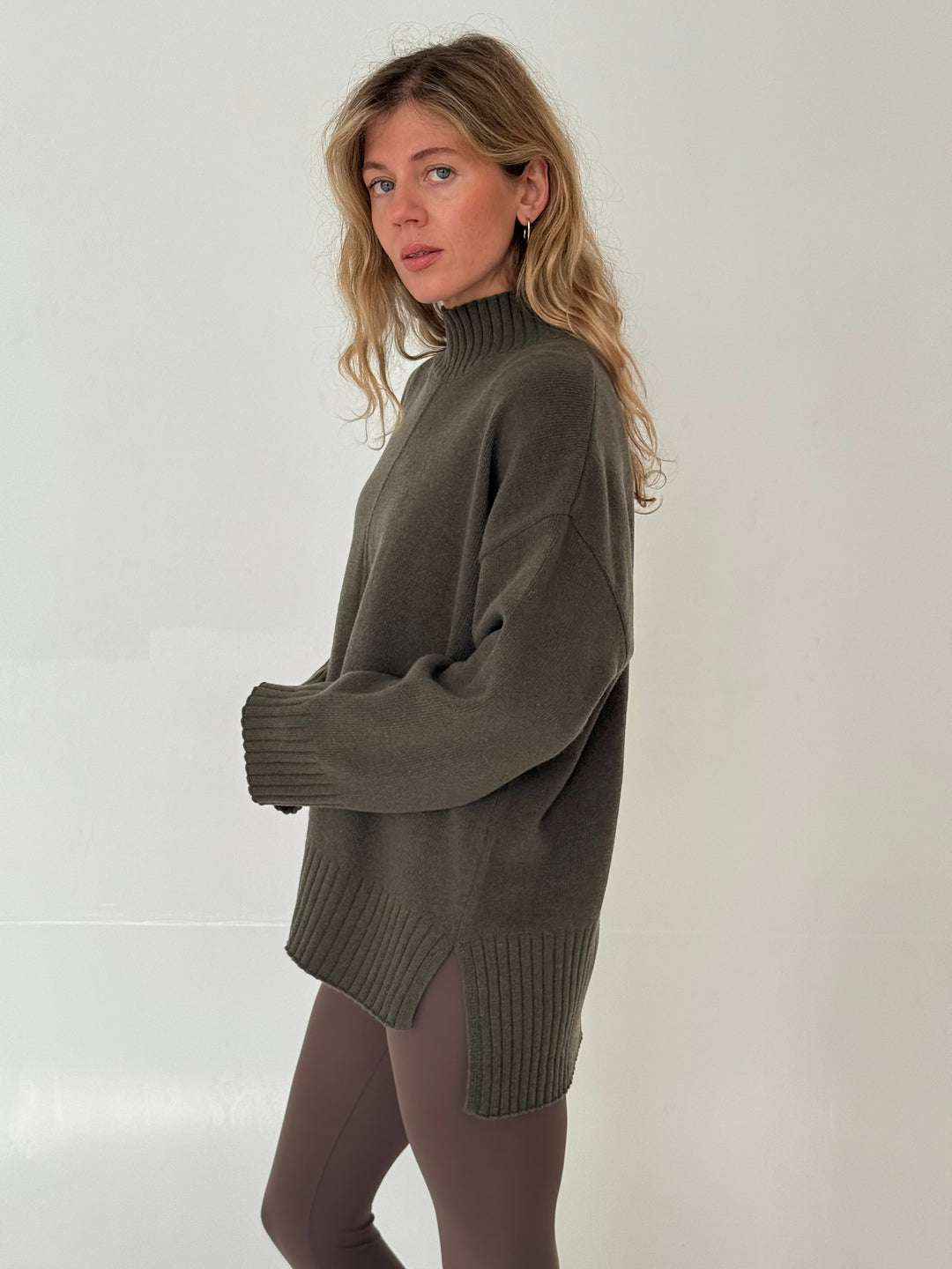 Oversize adīts vilnas džemperis ar augstu apkakli #02