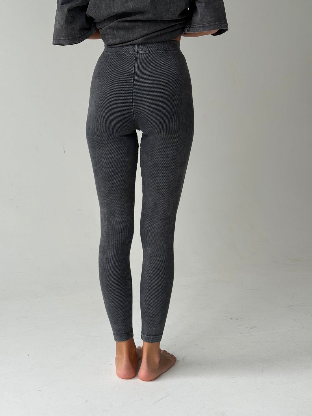 Kokvilnas rievoti legingi ar balinātu efektu