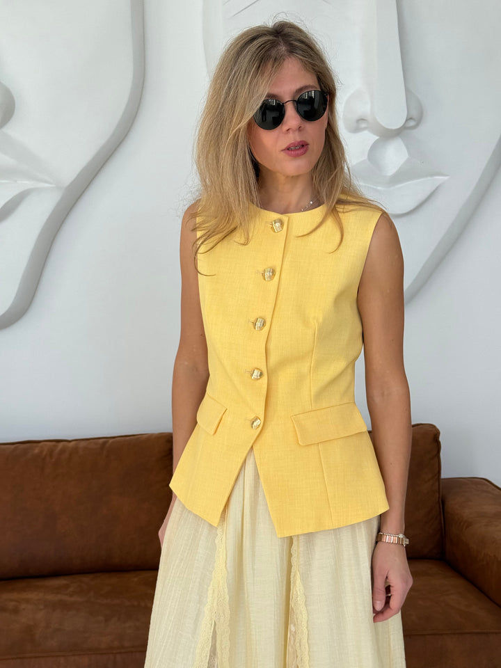 Klasiska veste ar dekoratīvām pogām