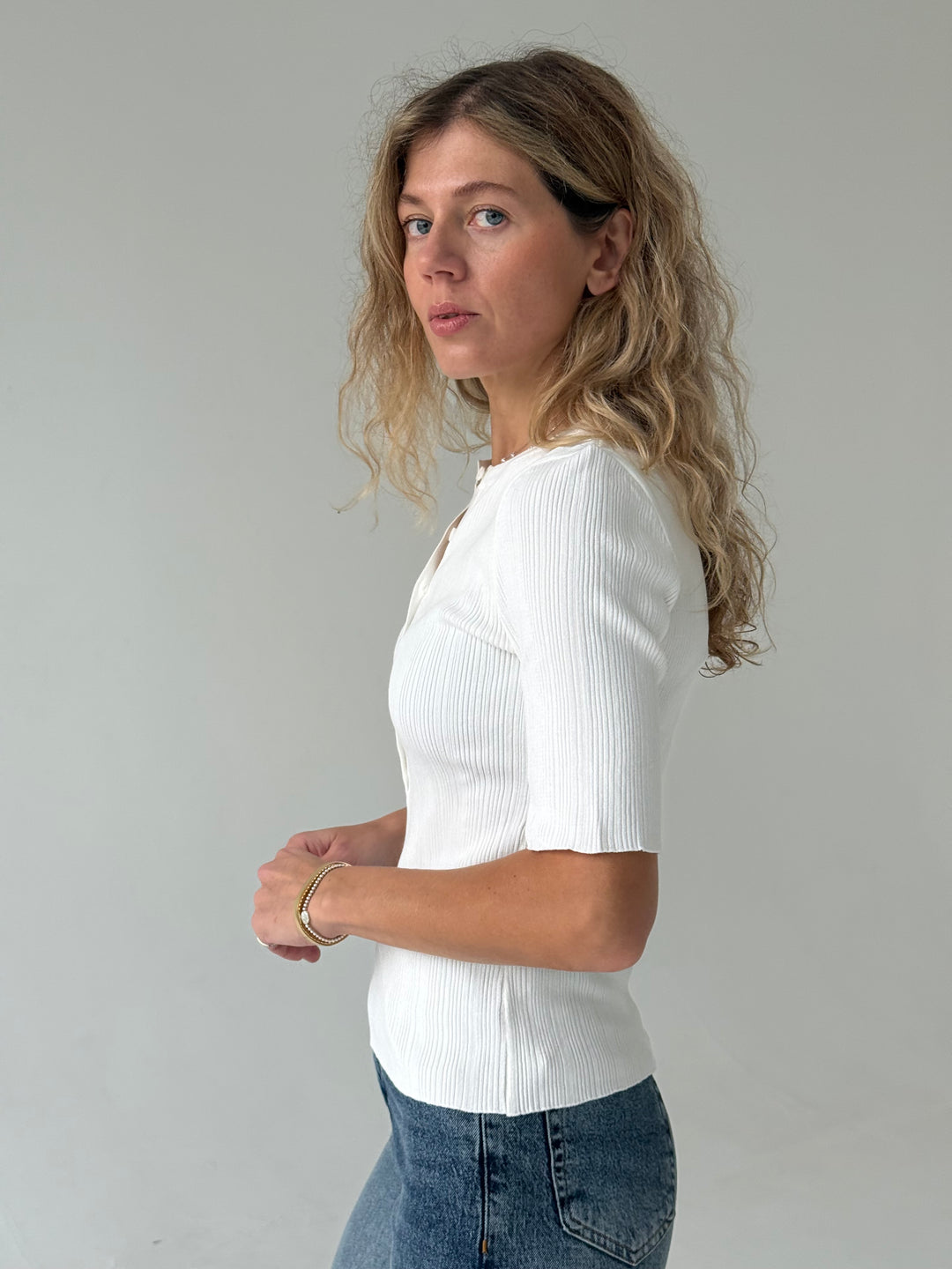 Trikotāžas rievots džemperis ar īsām piedurknēm