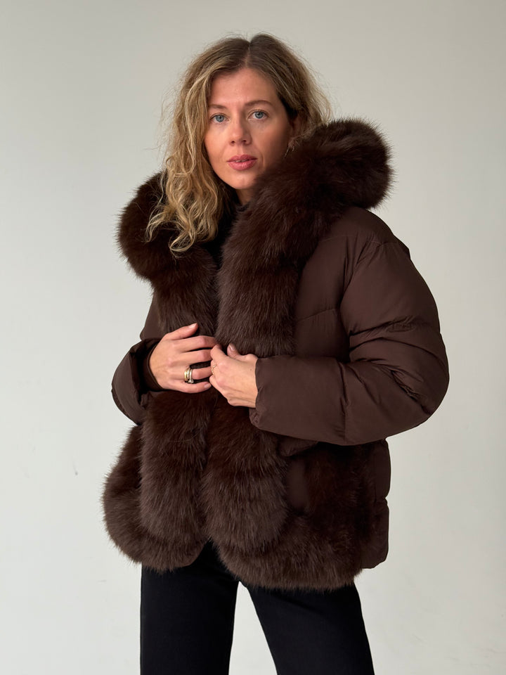 Stepēta pufīga virsjaka ar mākslīgo kažokādu