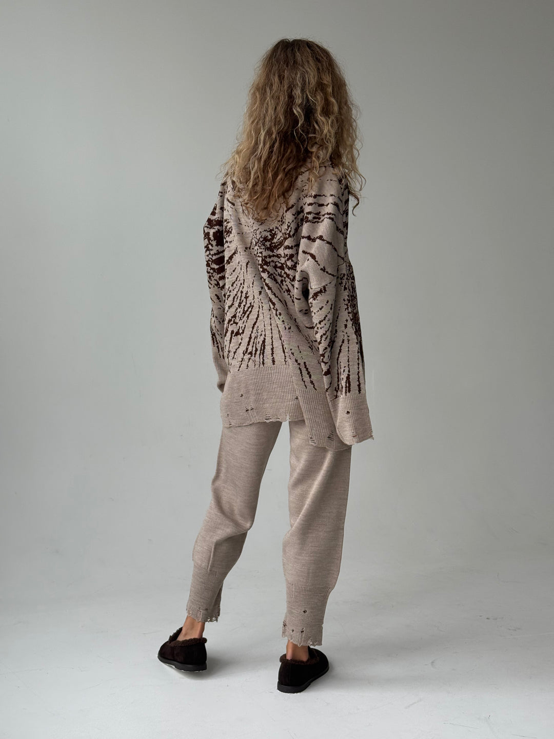 Trikotāžas bikšu kostīms ar uzrakstu un plēsumiem