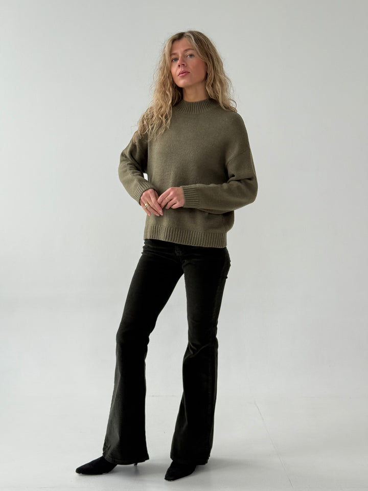 Zvanveida velveta bikses ar zemu jostasvietu