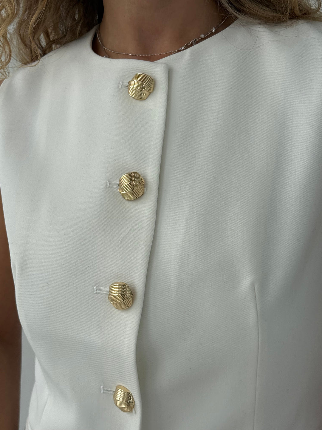 Klasiska veste ar dekoratīvām pogām