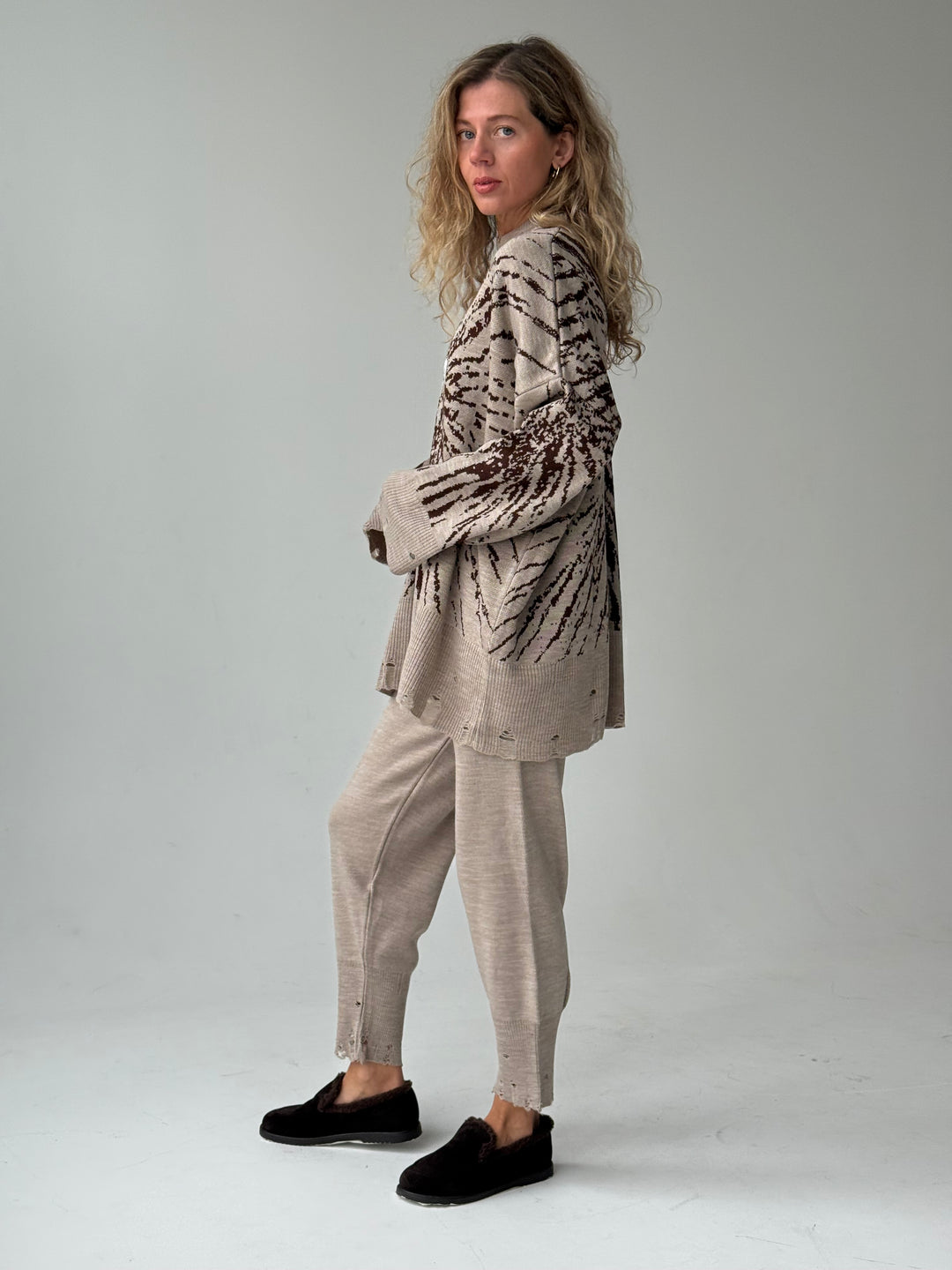 Trikotāžas bikšu kostīms ar uzrakstu un plēsumiem