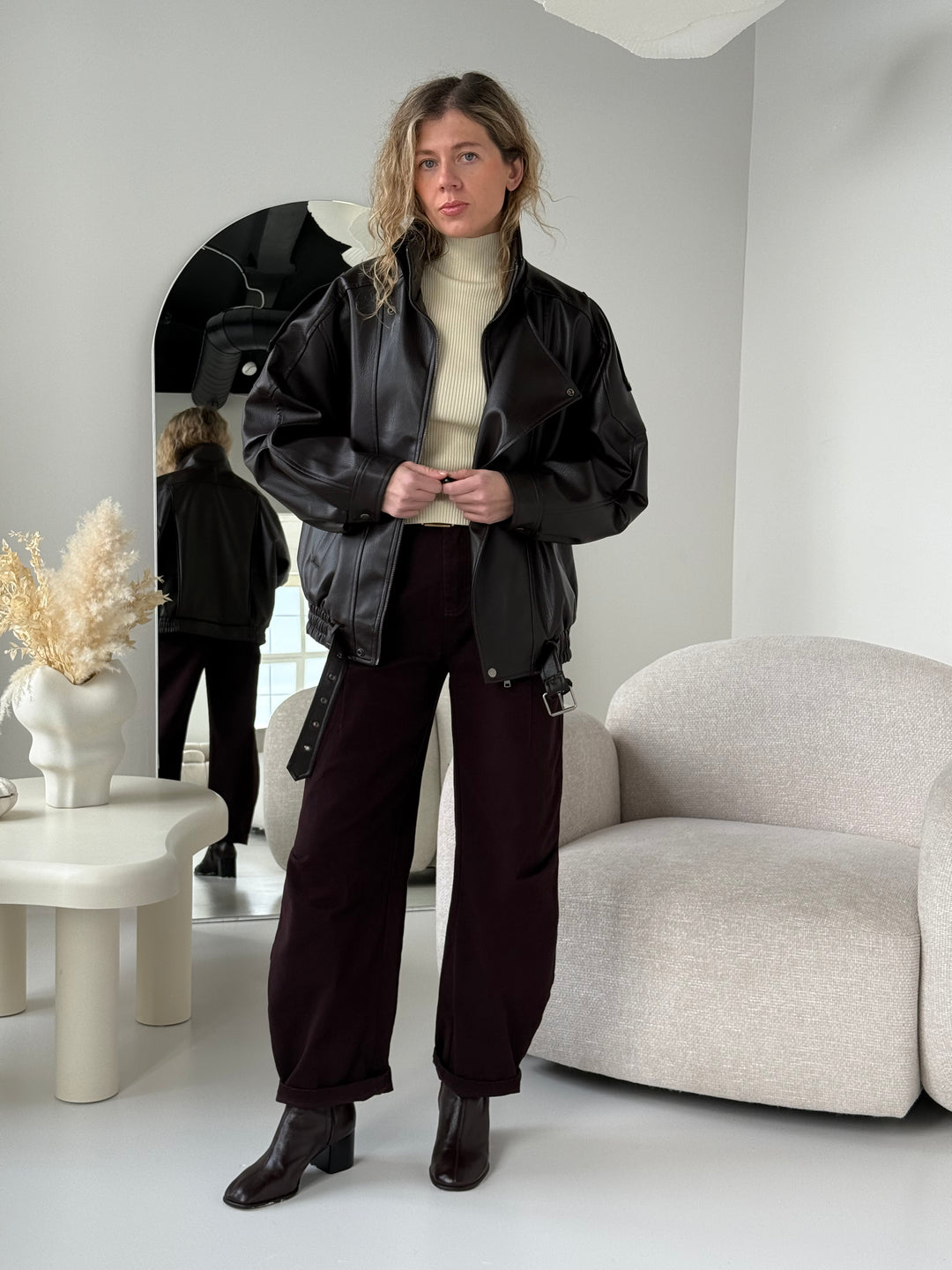 Ādas imitācijas bomber stila virsjaka ar augstu apkakli